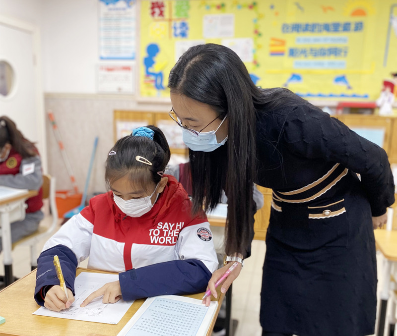 (10)祁老师指导学生.jpg